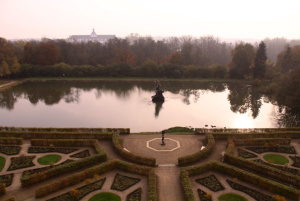 Blick auf Herkulesteich und Schloss von der Dachterasse des Globushauses
